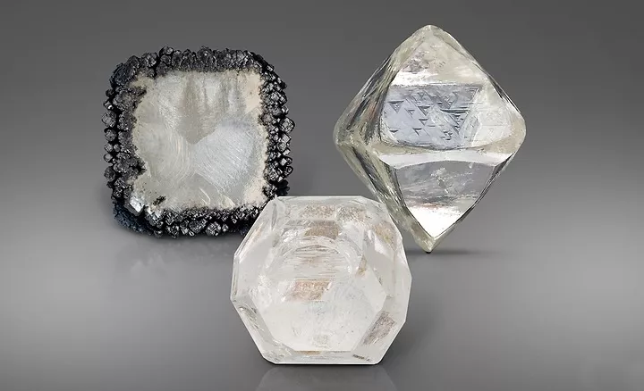 photo showing the difference between lab grown diamond crystals and natrual diamond crystals 
