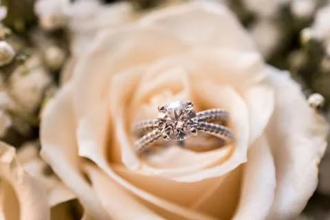 SHOP ENGAGEMENT RING